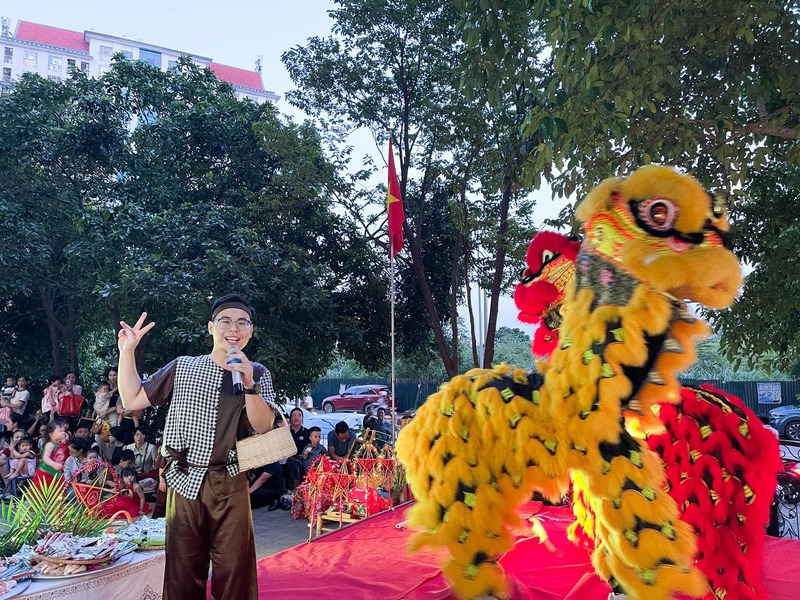 Anh Nguyễn Văn Nam- người thành lập nhóm MC Trung thu ÔMC, đồng thời cũng là một MC sự kiện tại Hà Nội. Ảnh: NVCC