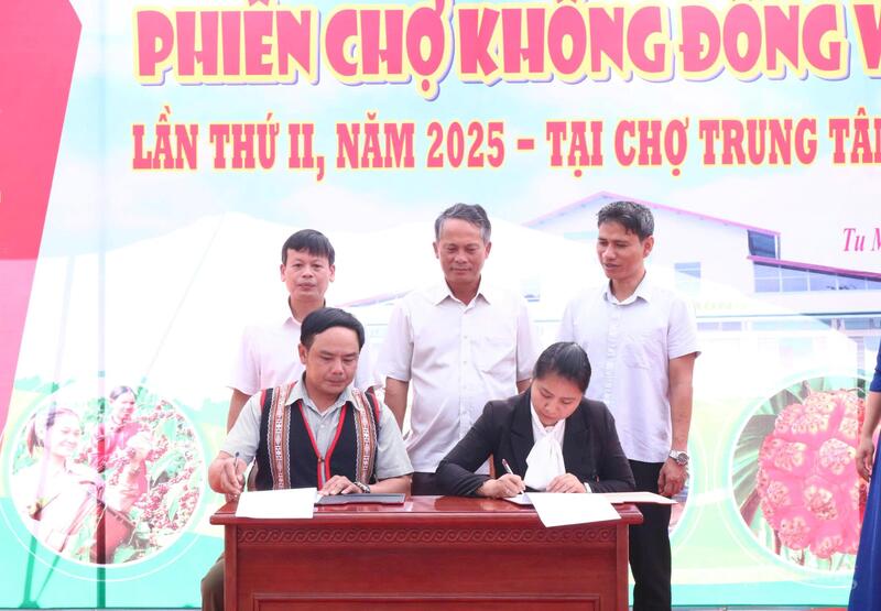 Các hợp tác xã, trường học ký kết bao tiêu nông sản, dược liệu đầu ra cho người dân tại các thôn trên địa bàn xã