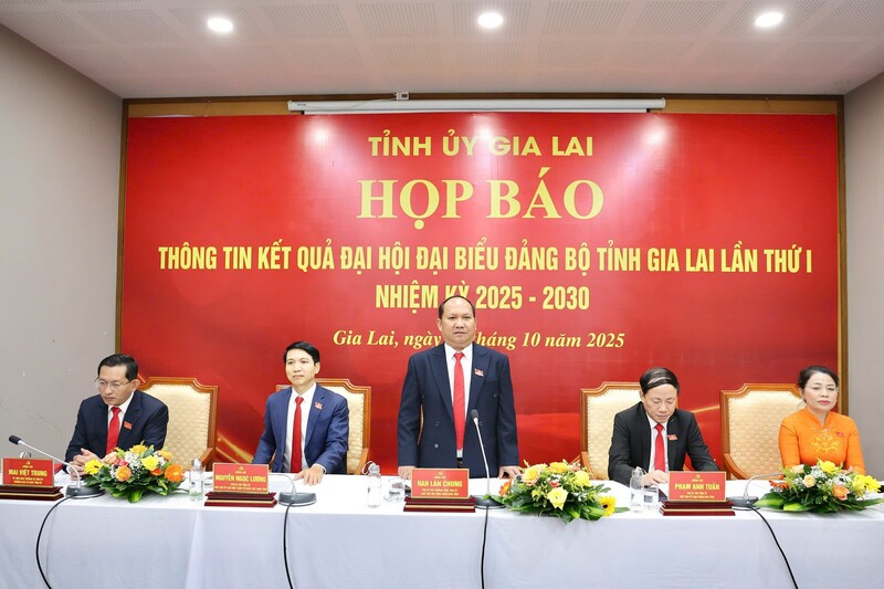 Đồng chí Rah Lan Chung, Phó Bí thư Thường trực Tỉnh ủy, Chủ tịch HĐND tỉnh phát biểu tại họp báo.