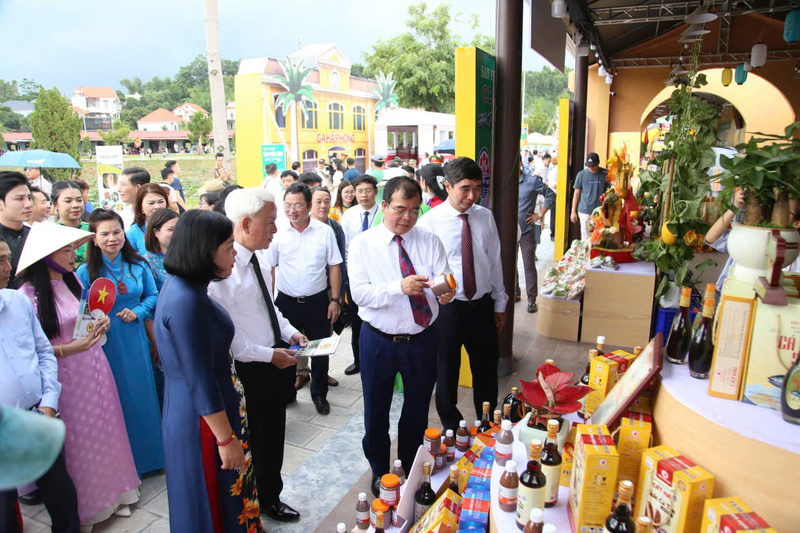 Lãnh đạo địa phương tham quan các gian hàng