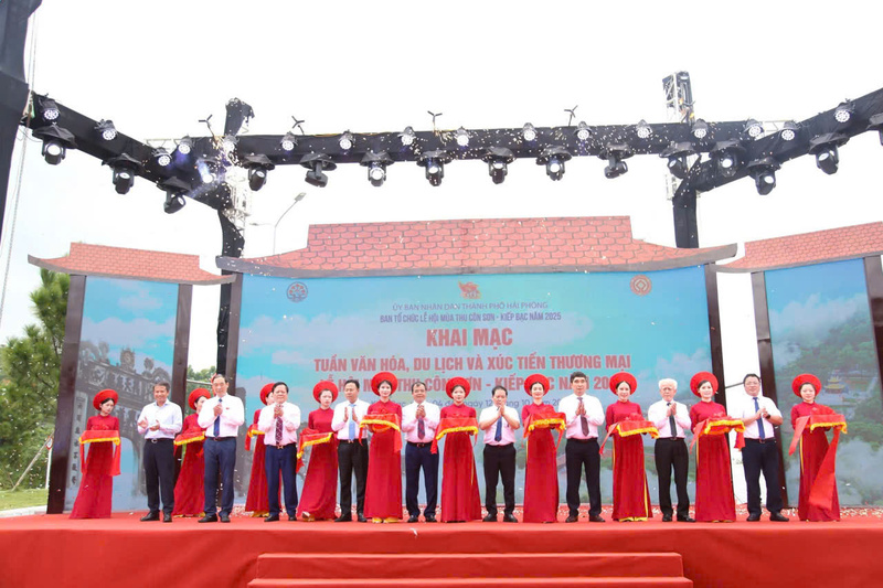 Đây là Lễ hội đầu tiên được tổ chức với quy mô lớn sau khi hai địa phương sáp nhập