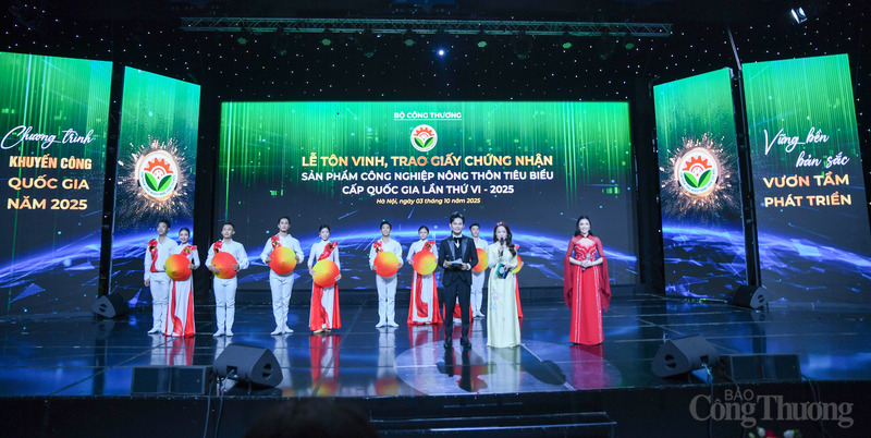 Tối 3/10, tại Hà Nội, Bộ Công Thương tổ chức Lễ tôn vinh, trao Giấy chứng nhận sản phẩm công nghiệp nông thôn tiêu biểu cấp quốc gia lần thứ VI năm 2025 với chủ đề “Vững bền bản sắc, vươn tầm phát triển”.