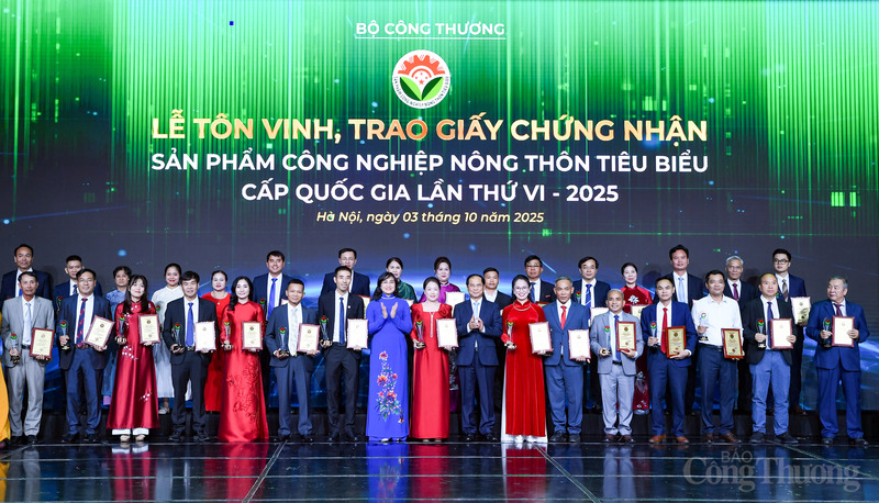 Phó Thủ tướng Bùi Thanh Sơn và Thứ trưởng Phan Thị Thắng trao chứng nhận cùng kỷ niệm chương cho các đơn vị.