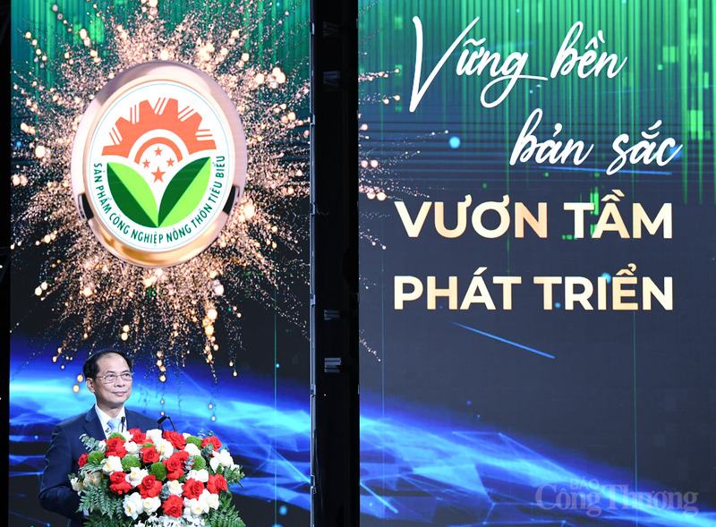 Phát biểu tại Lễ tôn vinh, trao Giấy chứng nhận sản phẩm công nghiệp nông thôn tiêu biểu cấp quốc gia lần thứ VI năm 2025, Phó Thủ tướng Chính phủ Bùi Thanh Sơn bày tỏ sự xúc động và vui mừng khi được dự Lễ tôn vinh và trực tiếp trao Giấy chứng nhận sản phẩm công nghiệp nông thôn tiêu biểu cấp quốc gia lần thứ VI cho doanh nghiệp.