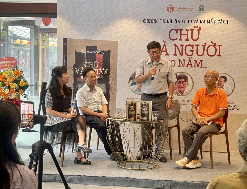 Buổi giao lưu, ra mắt sách "Chữ và người 400 năm". Ảnh: Hương Sen