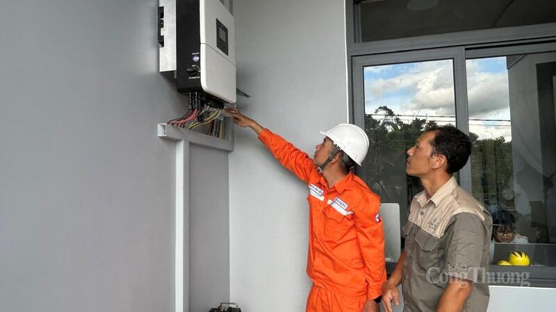 Cán bộ Công ty Điện lực kiểm tra hệ thống điện mặt trời của gia đình ông Hà Văn Đông. Ảnh: Vũ Long
