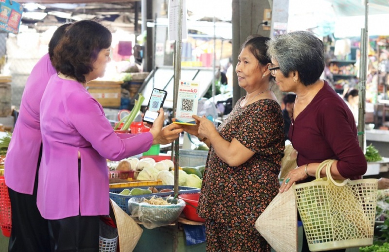 Không chỉ cho vay vốn, ngân hàng nay còn mang công nghệ và tri thức tài chính đến từng sạp hàng. Ảnh: Thư Anh