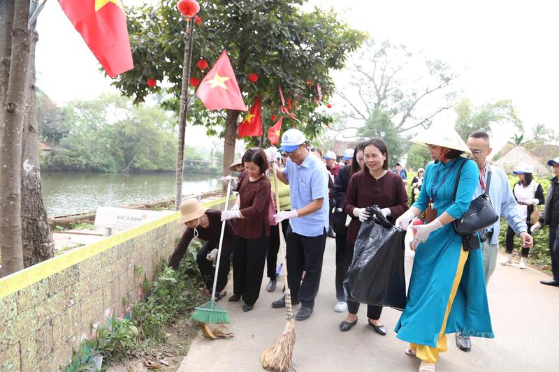 Các đơn vị du lịch cùng người dân dọn rác tại Làng cổ Đường Lâm