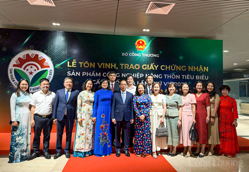 Các đại biểu chụp ảnh lưu niệm.