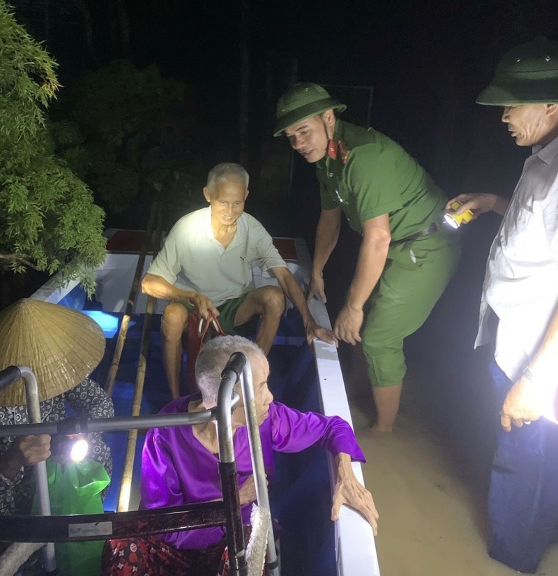 Lực lượng Công an Thanh Hóa đưa người dân ra khỏi vùng lũ. Ảnh: Công an Thanh Hóa