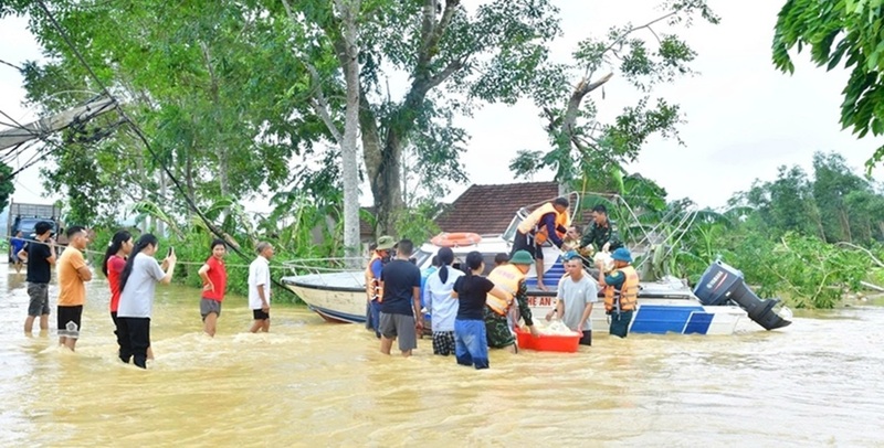 Lực lượng quân đội đưa người và tài sản của người dân vùng lũ đến nơi trú ẩn an toàn. Ảnh: Khánh Trình