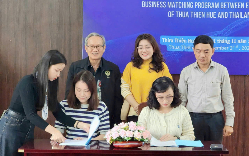 Biên bản ghi nhớ hợp tác tiêu thụ nông sản, đặc sản Huế với doanh nghiệp Thái Lan. Ảnh: Nguyễn Tuấn