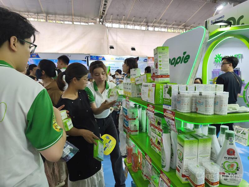 Khách tham quan gian hàng của STARMED. Ảnh: NH