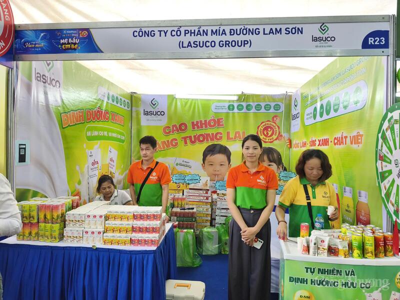 Chị Đỗ Thị Linh đứng tại gian hàng của Công ty Cổ phần Mía đường Lam Sơn tại Festival mẹ bầu và em bé 2025. Ảnh: NH
