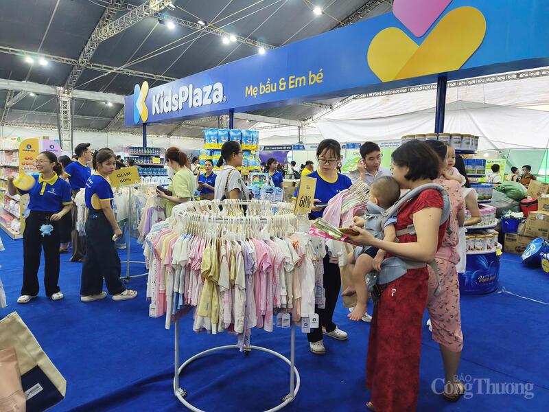 Người dân mua sắm tại Festival mẹ bầu và em bé 2025. Ảnh: NH