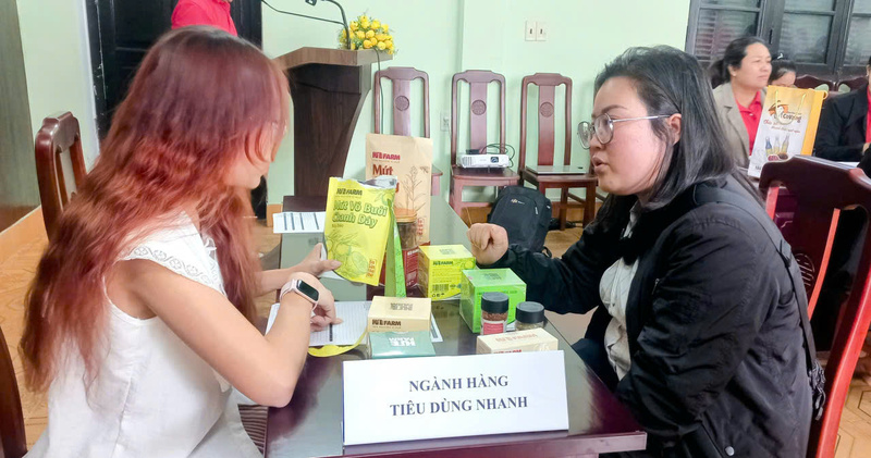 Đại diện Lãnh đạo các nhà phân phối trao đổi trực tiếp với các doanh nghiệp, đơn vị sản xuất nông sản, đặc sản Huế về quy định, chất lượng, bao bì để đạt chuẩn và thu hút người tiêu dùng. Ảnh: Nguyễn Tuấn