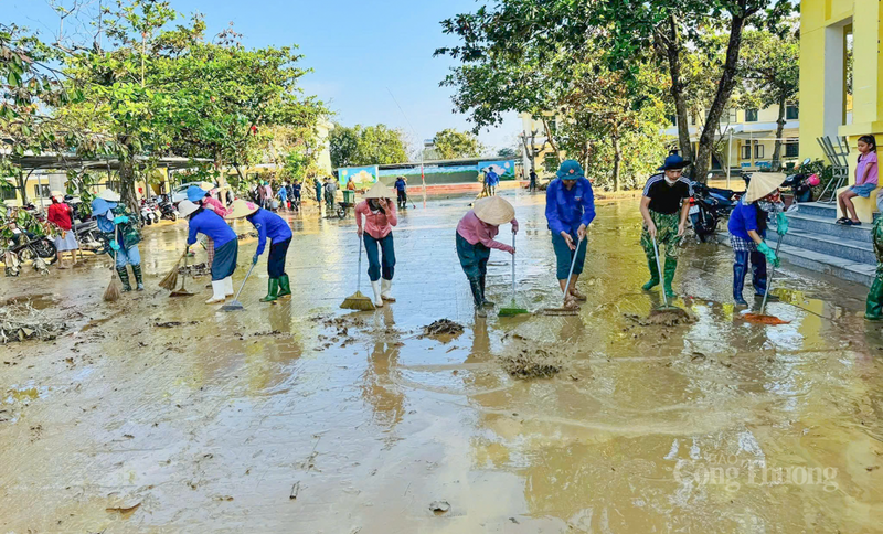 Ngay sau khi nước rút, các trường tại các xã Đức Quang, Đức Minh, Kim Hoa, Liên Minh… đồng loạt triển khai công tác vệ sinh.