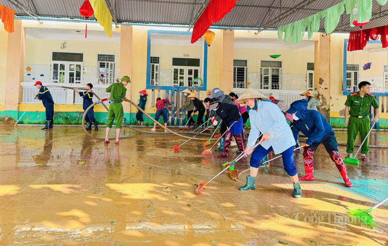 Khó khăn hiện nay là nhiều điểm trường chưa có điện, nguồn nước sinh hoạt vẫn bị ô nhiễm. Lực lượng chức năng tranh thủ thời tiết tạnh ráo để hoàn tất dọn bùn, bởi khi bùn khô cứng sẽ rất khó xử lý.