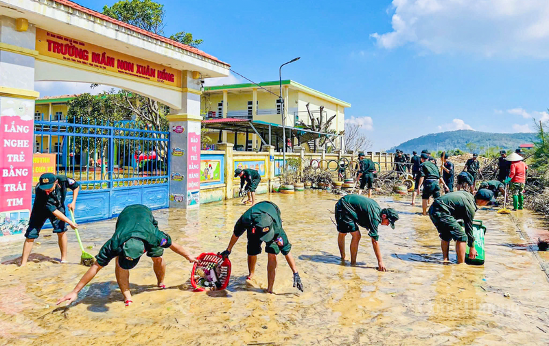 Hiện, công tác khắc phục tại các trường vùng ngập ở Hà Tĩnh đang được triển khai khẩn trương, với sự phối hợp giữa chính quyền địa phương, ngành giáo dục và các lực lượng hỗ trợ.