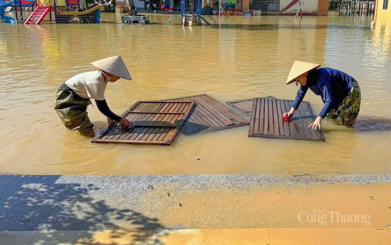 Toàn bộ cán bộ, giáo viên, nhân viên được huy động, chia nhóm dọn dẹp, kéo bàn ghế ra rửa, lau chùi, phơi phóng và khử khuẩn các phòng học.