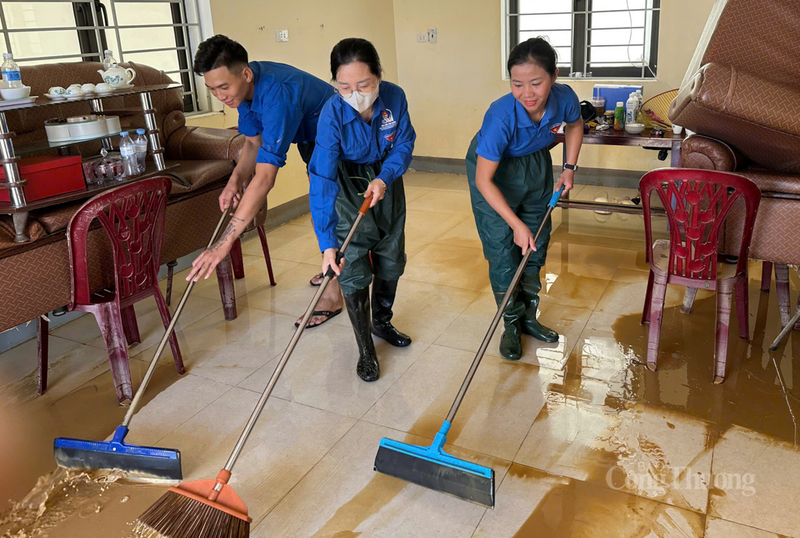 Bàn ghế ngập bùn được đưa ra ngoài xịt rửa, phơi khô; tủ sách, đồ dùng học tập được lau chùi, phân loại để tái sử dụng hoặc báo cáo đề nghị thay thế.