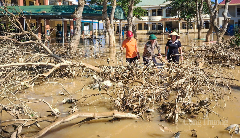 Khung cảnh ngổn ngang sau khi lũ chồng bão tại Trường Tiểu học Liên Minh (xã Đức Minh).