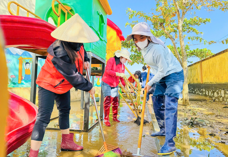 Tại Trường Mầm non Kim Hoa (xã Kim Hoa), bùn non phủ dày sân và phòng học, nhiều đồ dùng, quần áo, sách vở bị ướt, một số thiết bị hư hỏng.