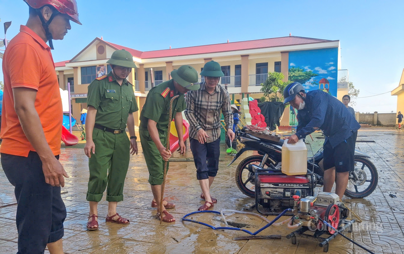 Bên cạnh nỗ lực tại chỗ của giáo viên và phụ huynh, các trường học vùng lũ nhận được nhiều hỗ trợ từ các lực lượng và tổ chức xã hội.