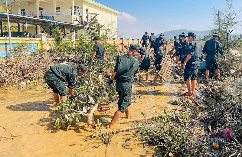 Lực lượng Cảnh sát cơ động, Phòng cháy chữa cháy và cứu nạn cứu hộ tỉnh đã cử cán bộ, chiến sĩ đến giúp dọn bùn, di chuyển tài sản, sửa chữa tạm thời tại một số trường học.