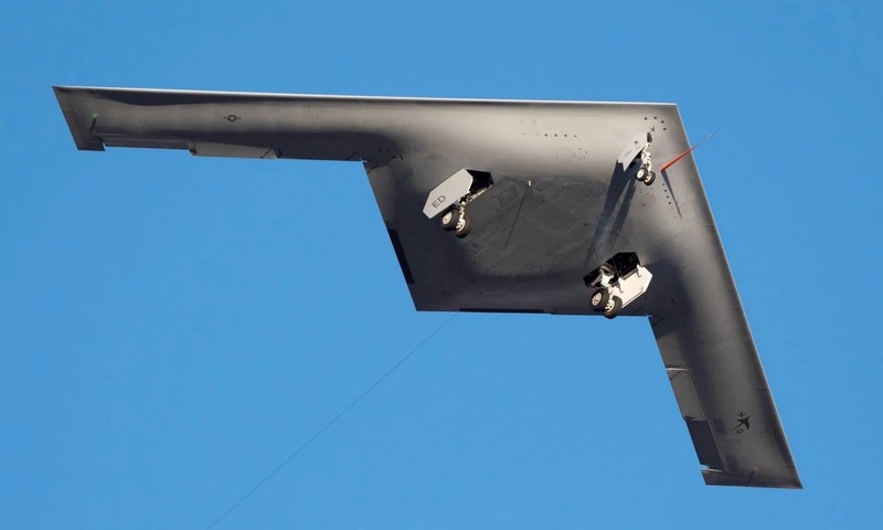 B-21 Raider được mệnh danh là “chiến binh bóng đêm”, có thể lặng lẽ xuyên thủng mọi lá chắn phòng không. Ảnh: Drive