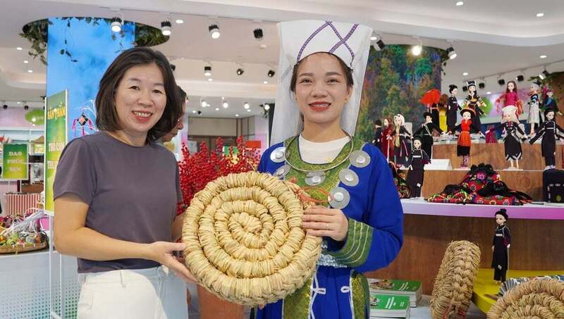 Các sản phẩm thủ công được làm bởi đồng bào dân tộc thiểu số và miền núi tỉnh Cao Bằng. Ảnh: Nguyễn Thủy.