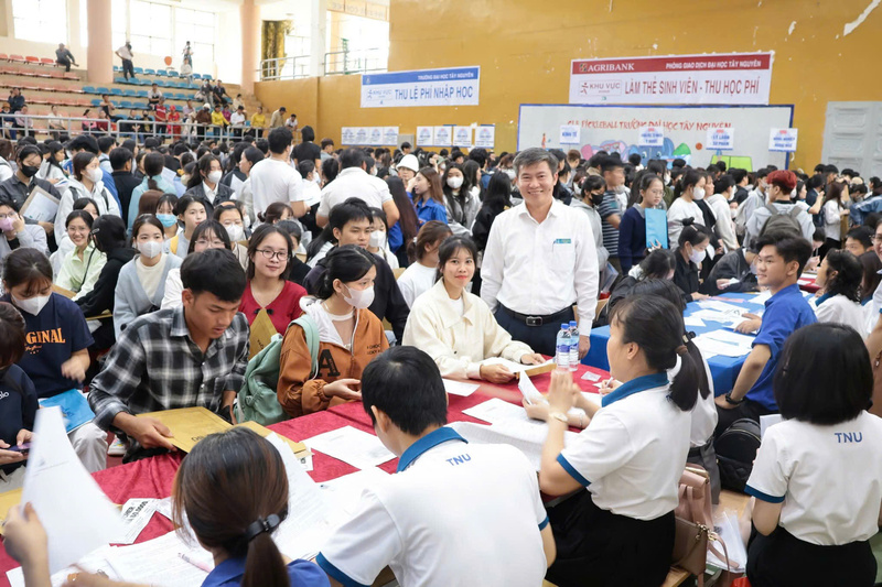 TS Nguyễn Thanh Trúc, Hiệu trưởng Trường Đại học Tây Nguyên cùng tân sinh viên năm 2025 làm thủ tục nhập học. Ảnh: Mai Công