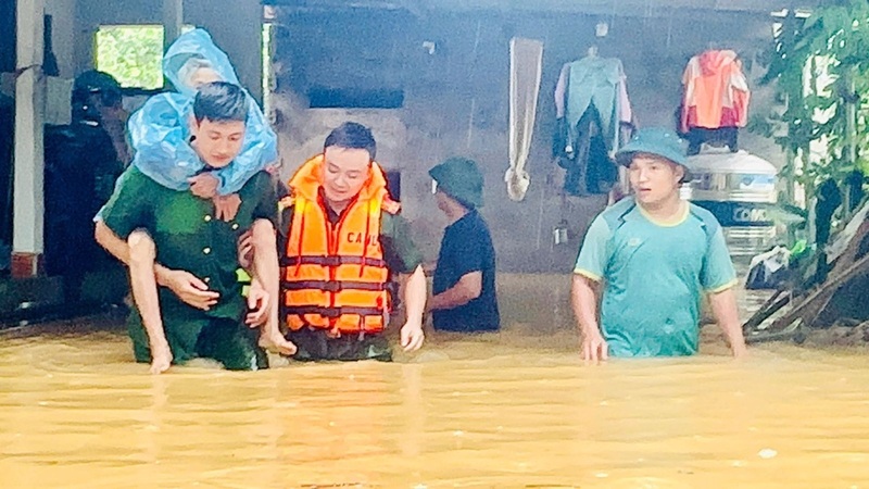 Lực lượng Công an Thanh Hóa kịp thời cứu giúp cụ bà Nguyễn Thị Ký, 90 tuổi thoát khỏi nguy hiểm trong mưa bão. Ảnh: Công an Thanh Hóa
