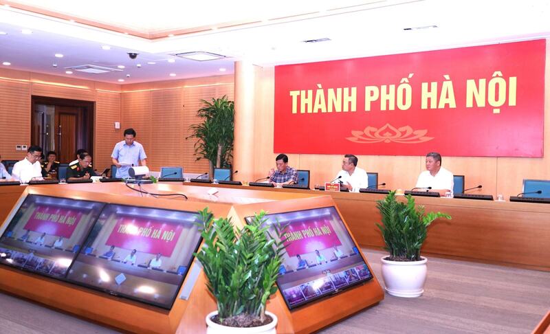 Chủ tịch UBND Thành phố Hà Nội Trần Sỹ Thanh chủ trì cuộc họp chỉ đạo ứng phó bão số 11. Ảnh: Kim Nhuệ