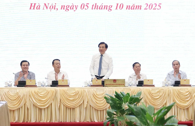 Bộ trưởng, Chủ nhiệm Văn phòng Chính phủ Trần Văn Sơn, người phát ngôn của Chính phủ chủ trì họp báo Chính phủ thường kỳ tháng 9. Ảnh: VGP/NB