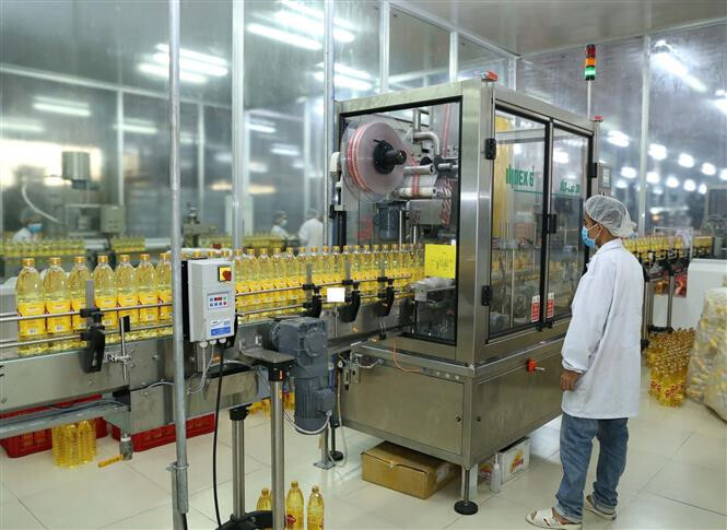 Dây chuyền sản xuất dầu ăn tại Việt Nam. Ảnh: Vũ Sinh