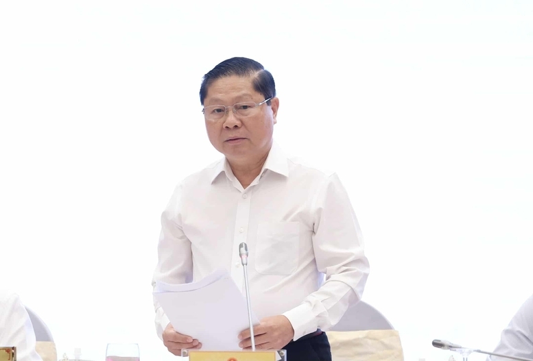 Thứ trưởng Bộ Giáo dục và Đào tạo Lê Tấn Dũng trả lời câu hỏi về vấn đề lạm thu - Ảnh: VGP