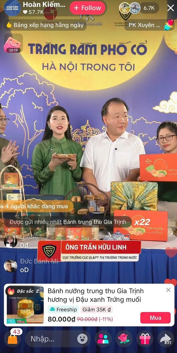 Ông Trần Hữu Linh, Cục trưởng Cục Quản lý và Phát triển thị trường trong nước tham gia livestream quảng bá bánh trung thu (Ảnh: Chụp màn hình).