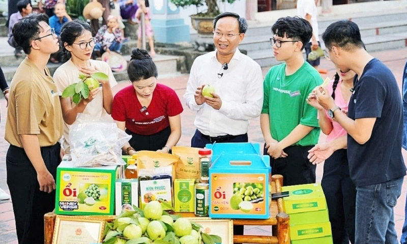 Ông Phạm Văn Thịnh (áo trắng) trực tiếp tham gia livestream với các tiktoker bán nông sản
