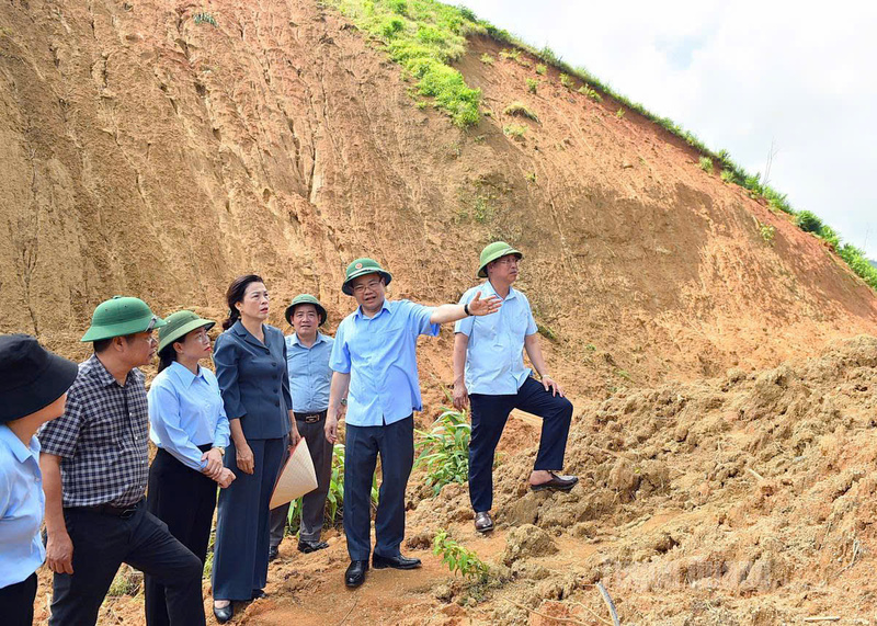 Đồng chí Nguyễn Văn Sơn, Phó Bí thư Tỉnh ủy, Chủ tịch HĐND tỉnh Tuyên Quang và đoàn công tác kiểm tra tình hình một điểm sạt lở tại thôn Ngõa. Nguồn: CTTĐT Tuyên Quang.