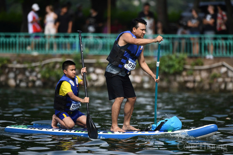 Family Relay Race (cuộc đua tiếp sức gia đình) thu hút rất đông các gia đình tham gia.