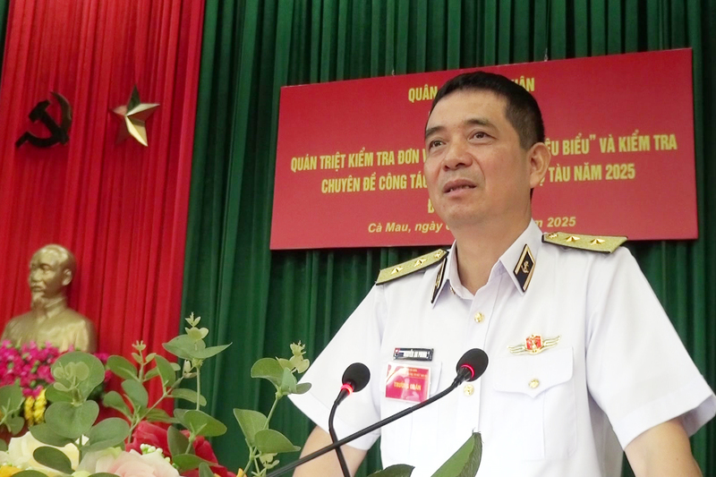 Phó Đô đốc Nguyễn An Phong quán triệt nội dung kiểm tra. Ảnh: HQVN