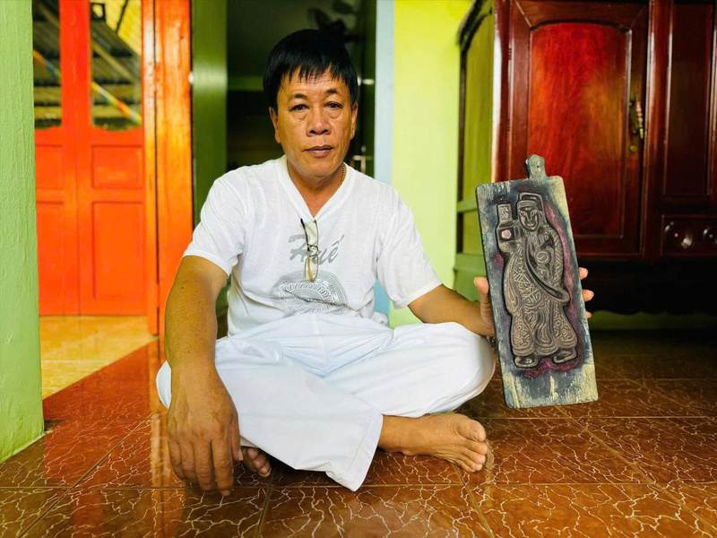 Ông Võ Văn Nhành - nghệ nhân cuối cùng chuyên nặn hình nhân cho những ngư dân mất tích. Ảnh: Nguyễn Dương.