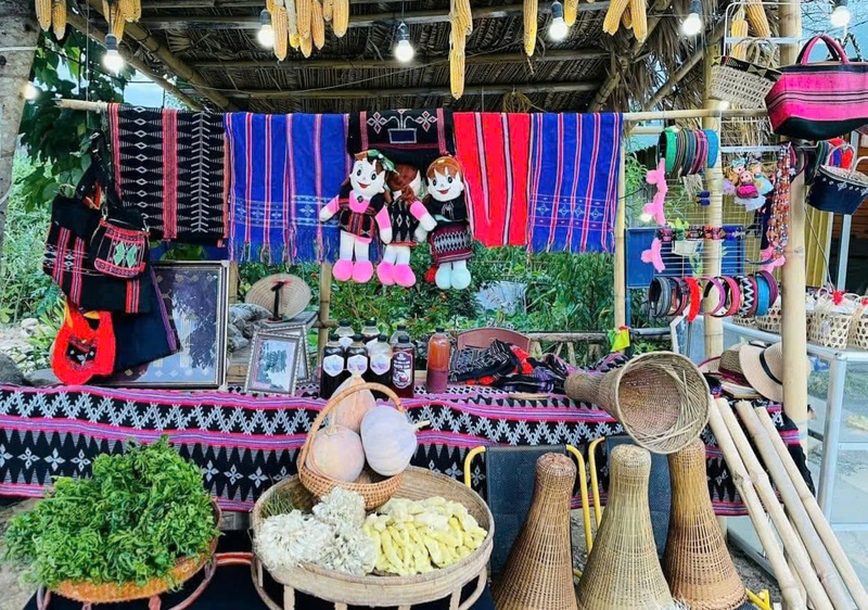 Nông sản, đặc sản, trang phục, ngư cụ... của đồng bào dân tộc được bày bán ở chợ phiên. Ảnh: Nguyễn Tuấn