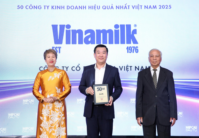 Ông Đỗ Thanh Tuấn, Giám đốc Đối ngoại Vinamilk nhận vinh danh Top 50 Công ty kinh doanh hiệu quả nhất Việt Nam 2025. Ảnh: Nguyễn Hoàng