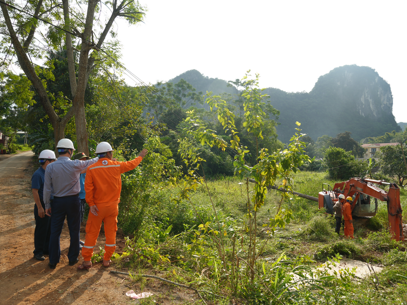 Đội Quản lý Điện lực Khu vực Thọ Xuân cùng các đơn vị nhà thầu thi công khắc phục thiệt hại sau cơn bão số 10 gây ra cho hệ thống điện trên địa bàn
