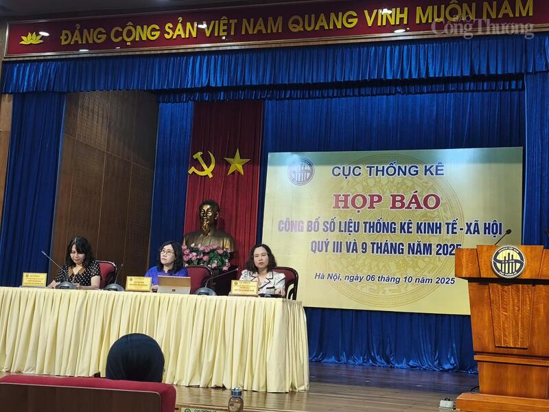 Đại diện Cục Thống kê - Bộ Tài chính trả lời câu hỏi của phóng viên. Ảnh: NH