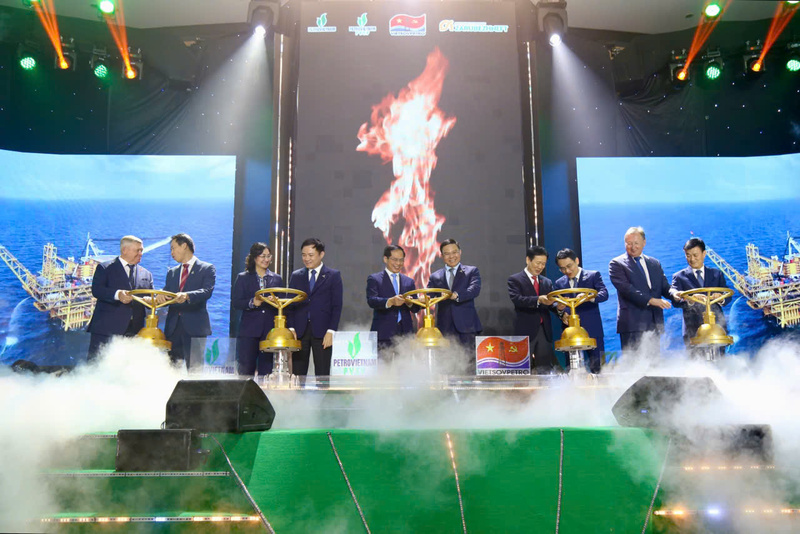 Phó Thủ tướng Bùi Thanh Sơn và Lãnh đạo Bộ Công Thương, Petrovietnam thực hiện nghi thức mở van khai thác, chính thức đón chào dòng dầu thương mại đầu tiên từ mỏ Kình Ngư Trắng - Kình Ngư Nam.