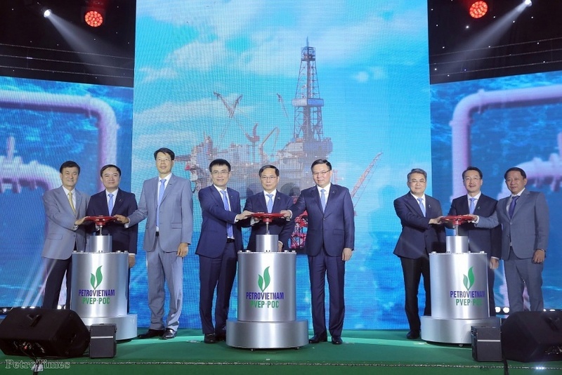 Lãnh đạo Chính phủ, Petrovietnam, PVEP, PVEP POC thực hiện nghi thức đón dòng dầu thương mại đầu tiên từ dự án phát triển mỏ Đại Hùng pha.