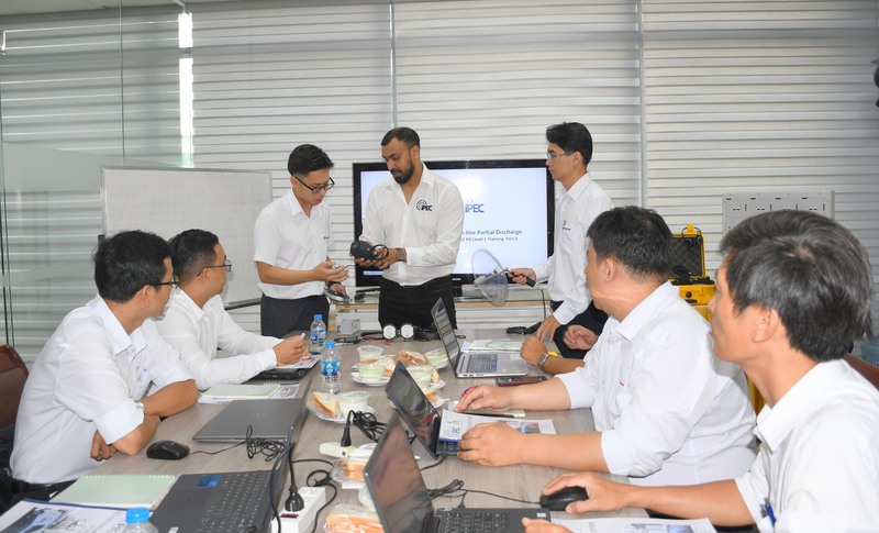 Ông Enam Miah, Giám đốc dịch vụ IPEC LTD, trực tiếp giảng dạy tại kháo đào tạo. Ảnh: Minh Khuê